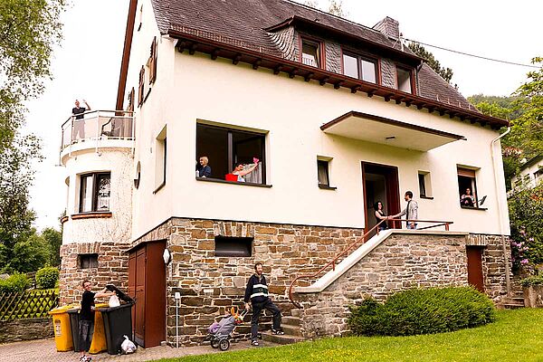 Ein Wohnhaus der Stiftung Scheuern mit seinen Bewohnern.