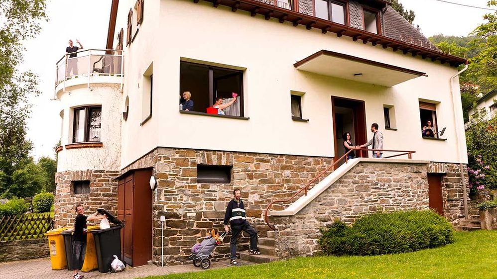 Ein Wohnhaus der Stiftung Scheuern mit seinen Bewohnern.