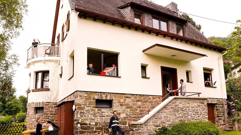 Ein Wohnhaus der Stiftung Scheuern mit seinen Bewohnern