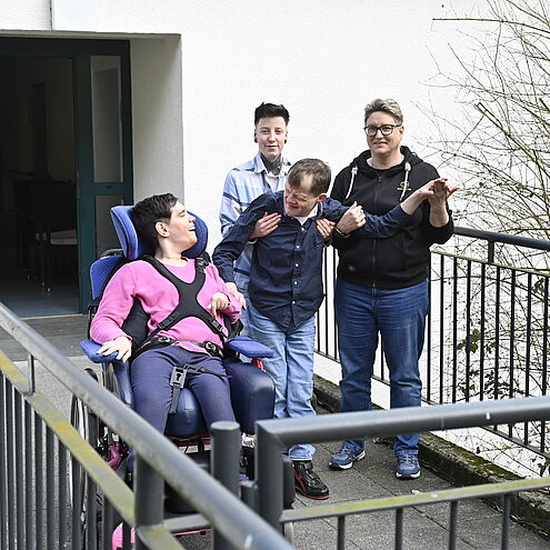 Eine Gruppe Personen auf einer Terrasse.