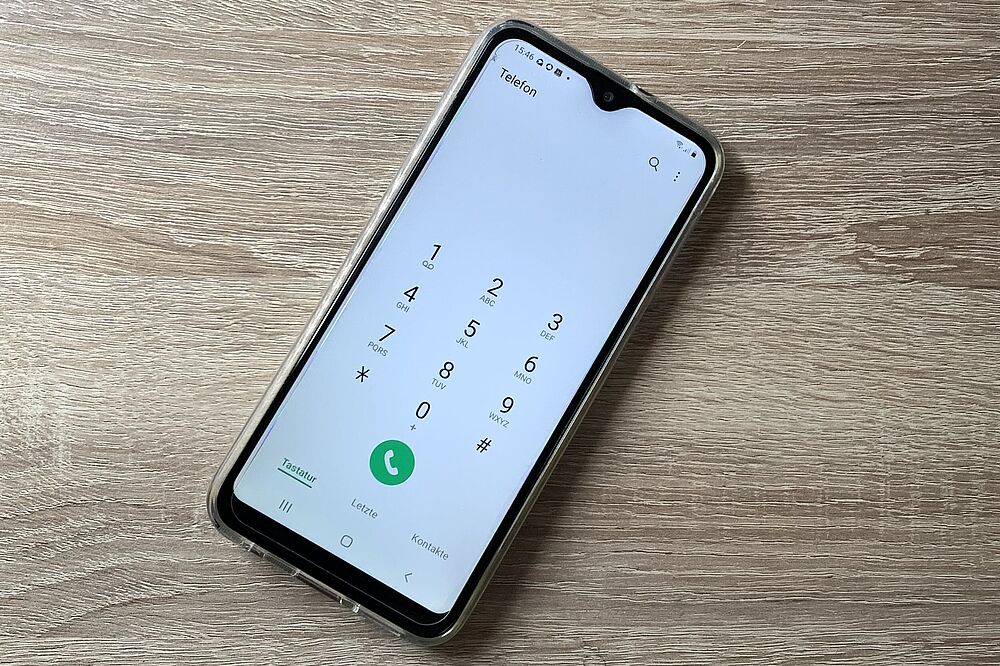 Ein Mobiltelefon mit eingeblendeter Tastatur.