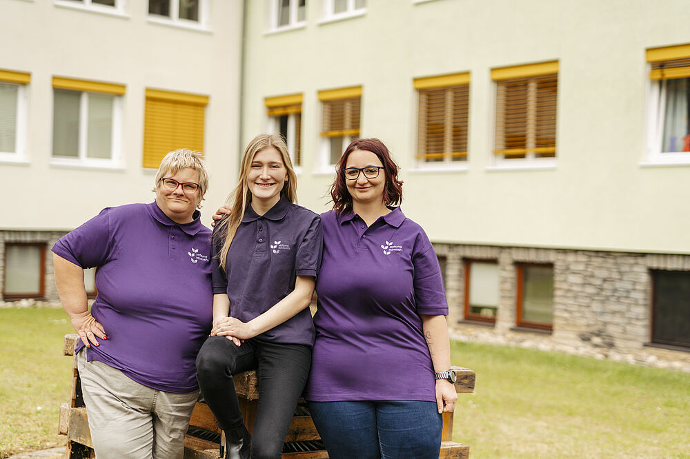 Die beiden Frauenbeauftragten der Werkstätten und ihre Vertrauensperson in der Mitte.