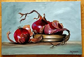 Gemälde von roten Zwiebeln mit abblätternder Zwiebelhaut vor hellblauem Hintergrund.