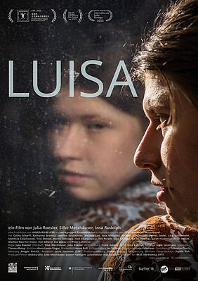 Das Bild zeigt ein Filmplakat mit der Aufschrift LUISA. Darauf ist eine junge Frau von der Seite zu sehen. Ihr Gesicht spiegelt sich in einer Scheibe.