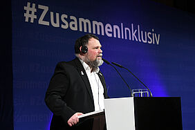 Mark Solomeyer hält als Athletensprecher eine Rede bei den Special Olympics World Games in Berlin.