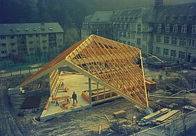 Holzrohbau eines Gebäudes mit tief runter gezogenem Dachstuhl auf de, Geländer der Stiftung Scheuern.