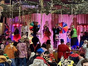 Trommler auf einer bunt geschmückten Bühne laden zum Mitmachen ein