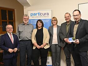 4 Männer und zwei Frauen freuen sich über 3 Jahre Dienstleistungen von Particura.