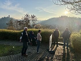 Menschen besichtigen eine kleine Baustelle
